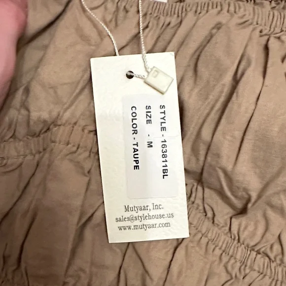 Elegant Beige Peplum Blouse - Picture 3 of 4